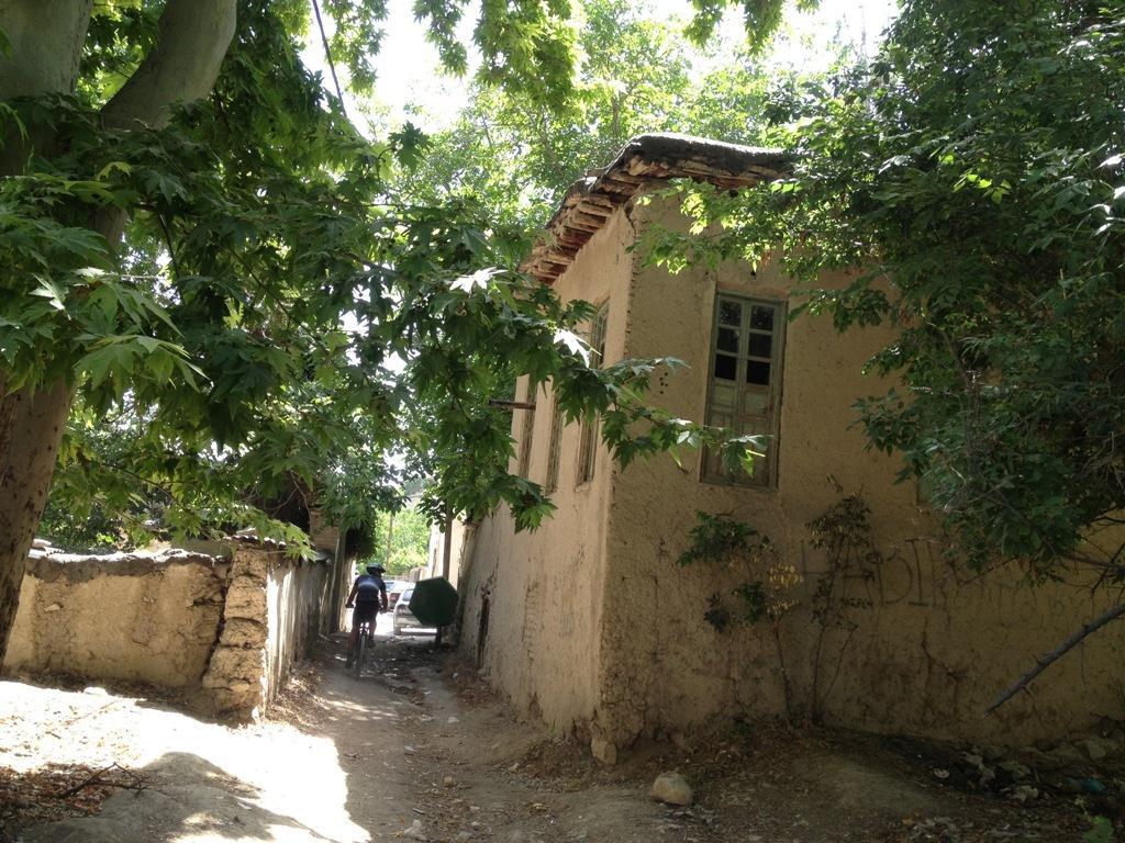 طبیعت بکر آبشار کمرد با فاصله ۲۰ کیلومتری از تهران