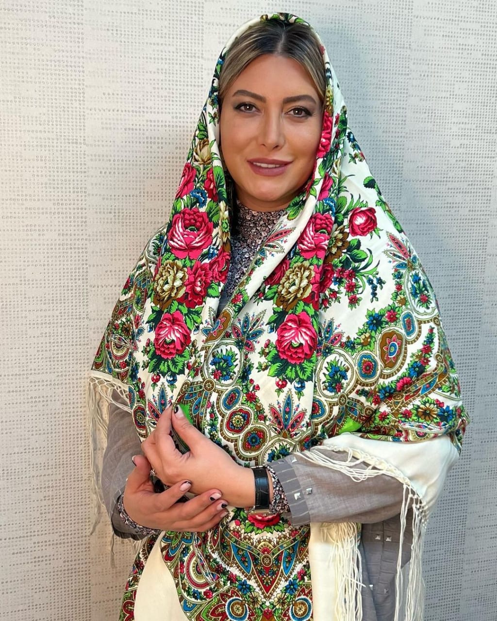 تیپ جالب فریبا نادری با شال گل گلی + عکس تیپ جالب فریبا نادری با شال گل گلی + عکس