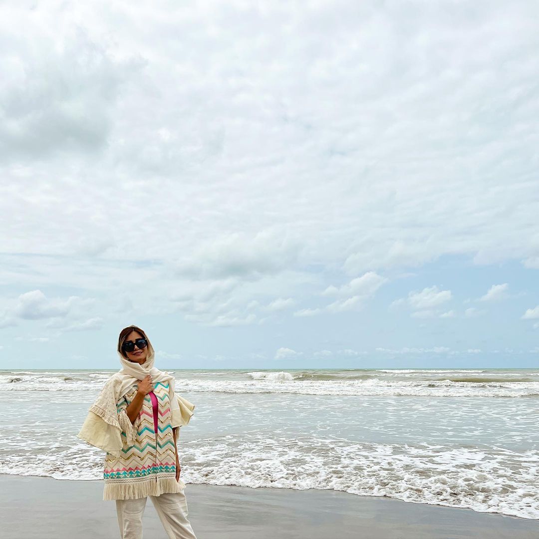 تیپ ساحلی همسر شاهرخ استخری کنار دریا + عکس