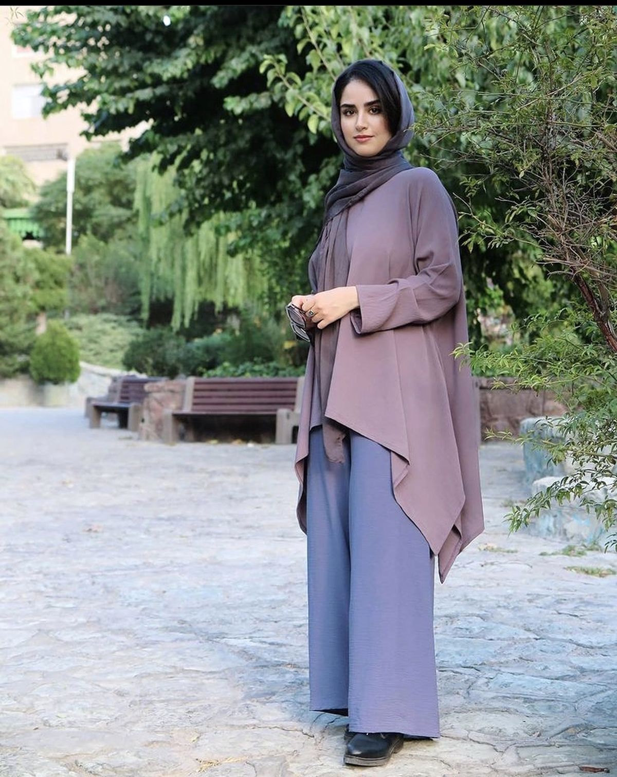 حرکات عجیب خانم بازیگر در ورزشگاه آزادی + فیلم حرکات عجیب خانم بازیگر در ورزشگاه آزادی + فیلم