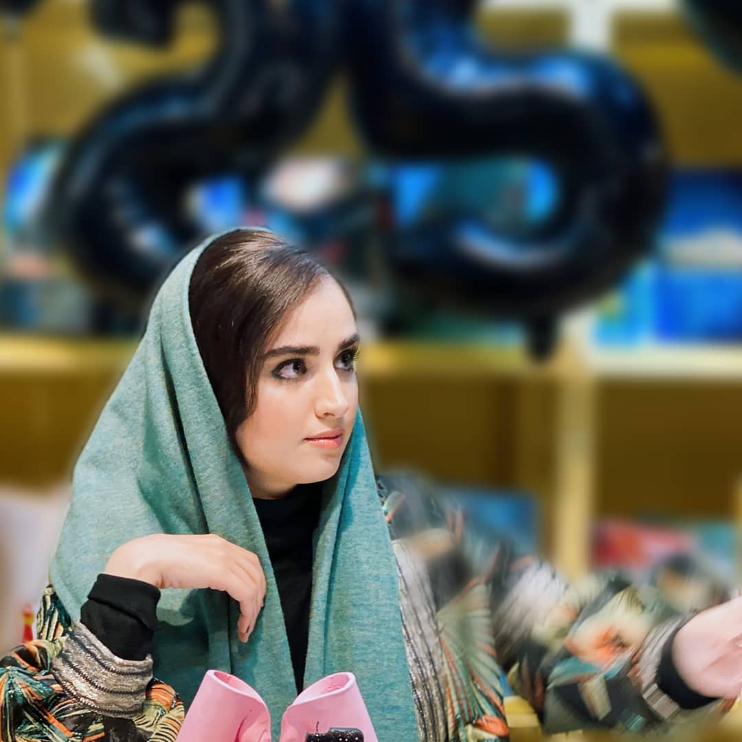 حرکات عجیب خانم بازیگر در ورزشگاه آزادی + فیلم حرکات عجیب خانم بازیگر در ورزشگاه آزادی + فیلم
