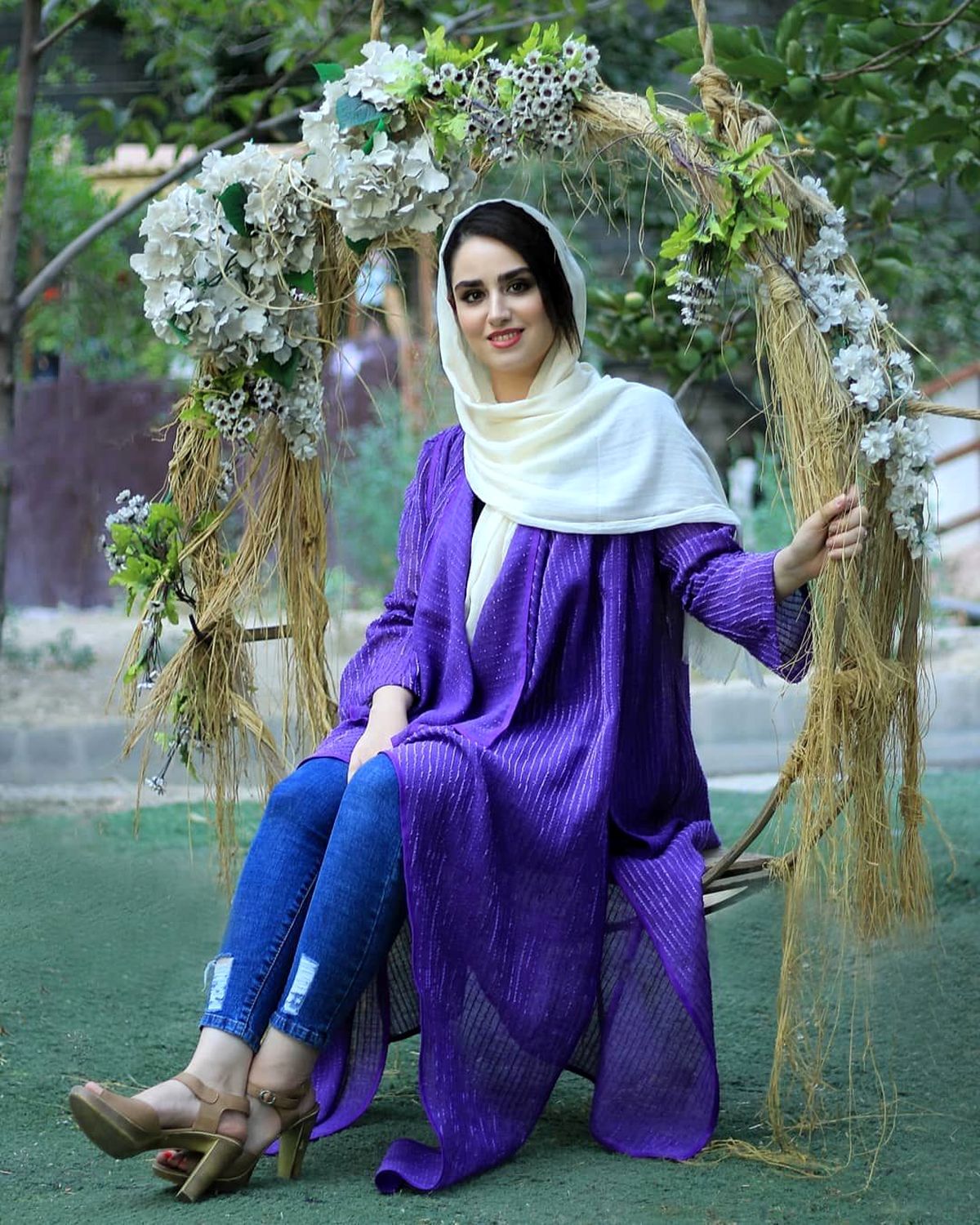 حرکات عجیب خانم بازیگر در ورزشگاه آزادی + فیلم حرکات عجیب خانم بازیگر در ورزشگاه آزادی + فیلم