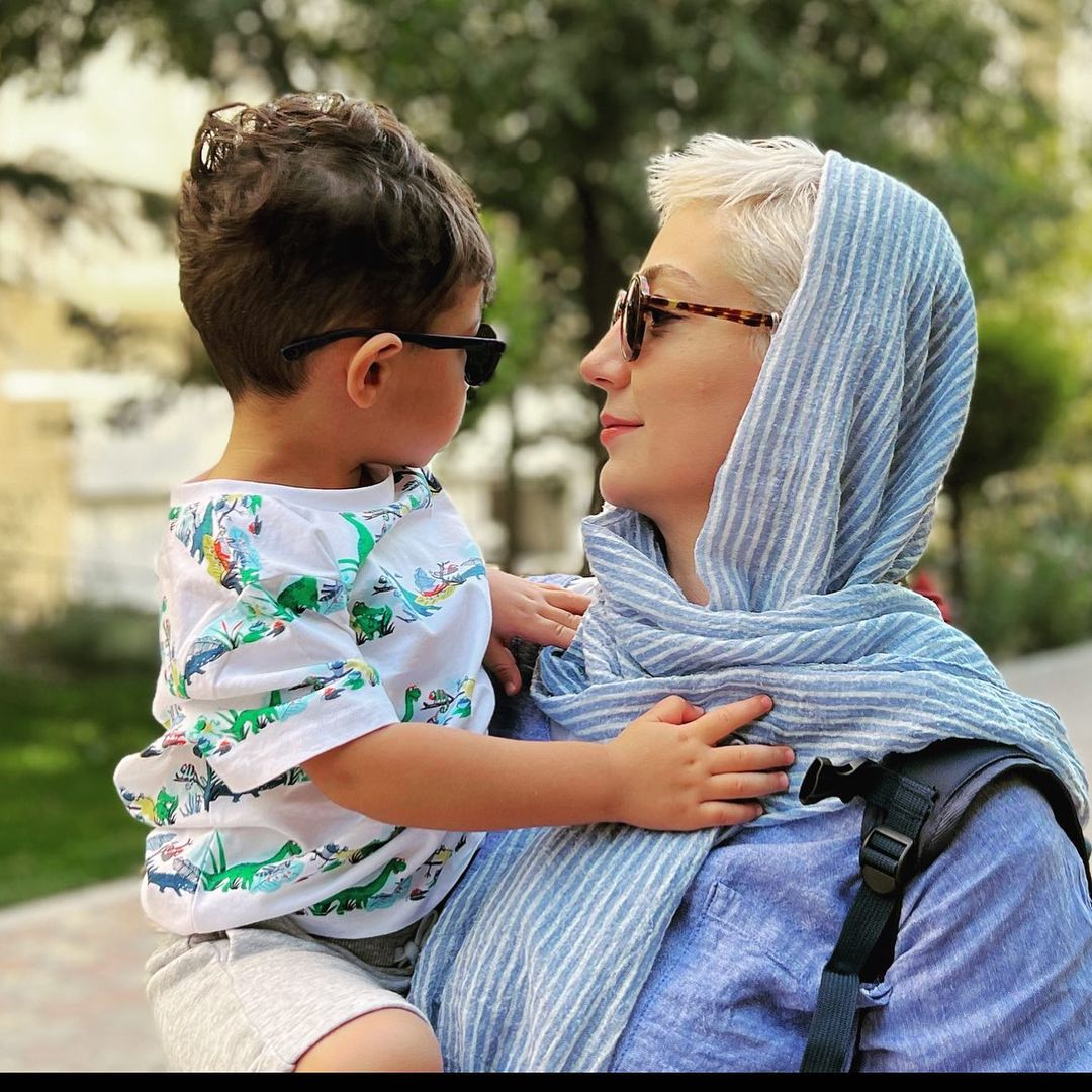 حدیث میرامینی با موهای بلوند در کنارش پسرش + عکس حدیث میرامینی با موهای بلوند در کنارش پسرش + عکس