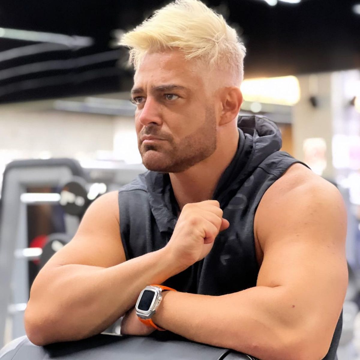 چهره جذاب محمدرضا گلزار در خودرو لاکچری + عکس چهره جذاب محمدرضا گلزار در خودرو لاکچری + عکس