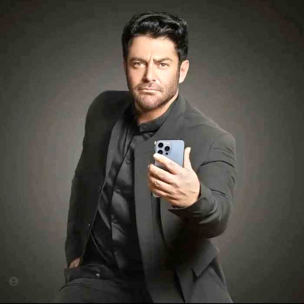 چهره جذاب محمدرضا گلزار در خودرو لاکچری + عکس چهره جذاب محمدرضا گلزار در خودرو لاکچری + عکس