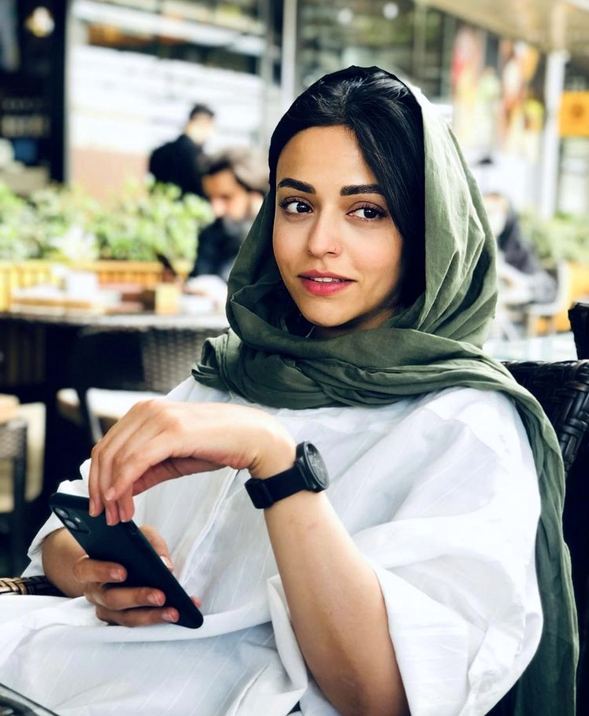 تیپ جذاب سوگل خلیق با مانتو سفید + عکس تیپ جذاب سوگل خلیق با مانتو سفید + عکس