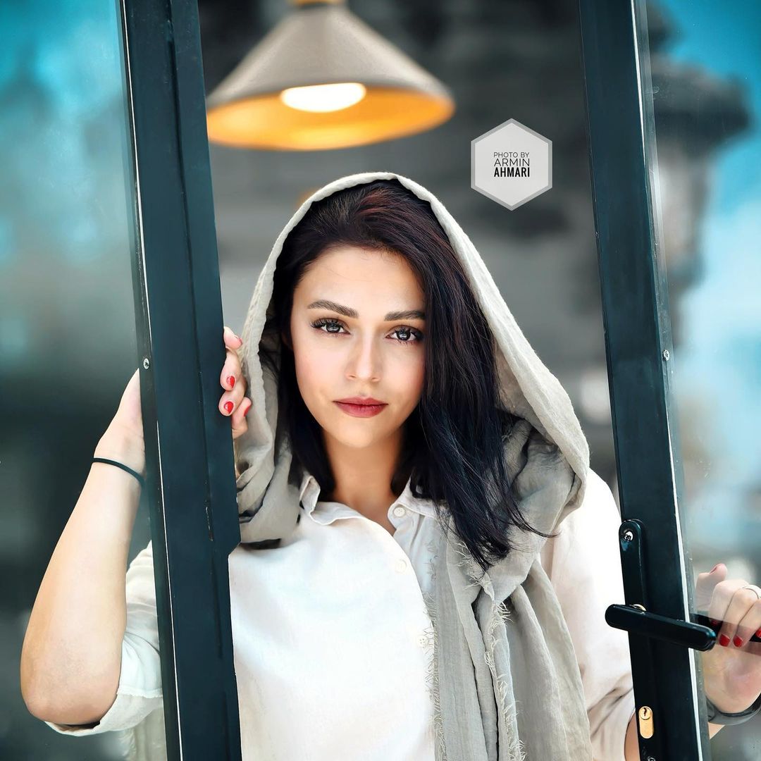 تیپ جذاب سوگل خلیق با مانتو سفید + عکس تیپ جذاب سوگل خلیق با مانتو سفید + عکس