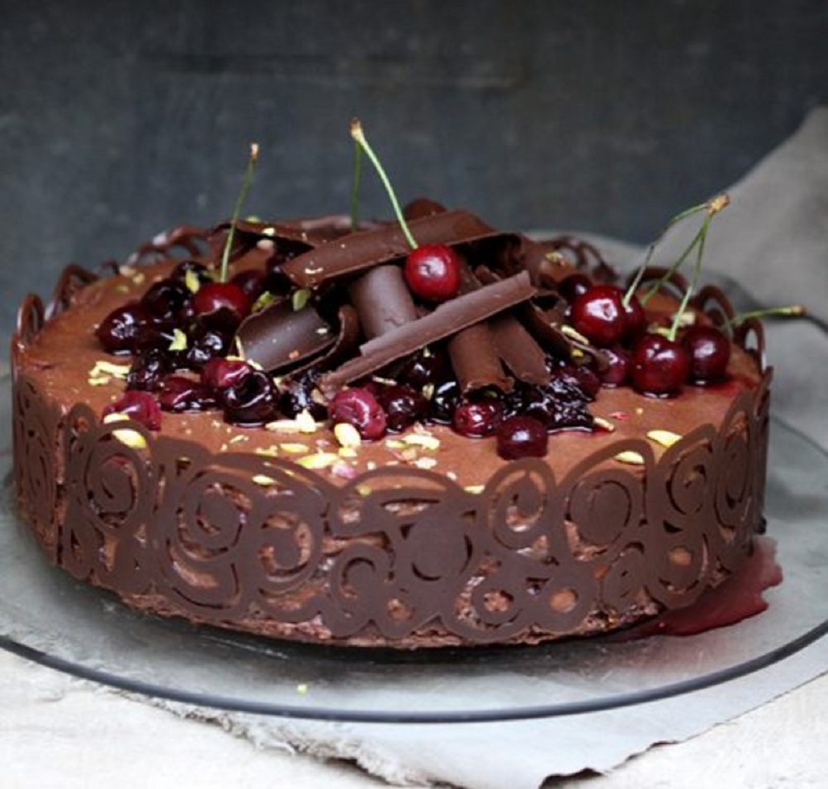 بفرمایید کیک شکلاتی آلبالویی!