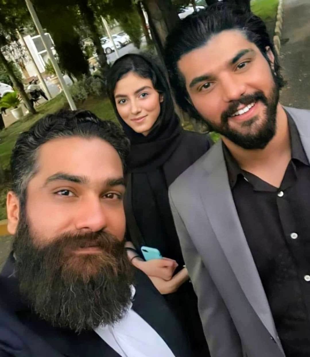 سینا مهراد در آرامگاه پدربزرگش + عکس