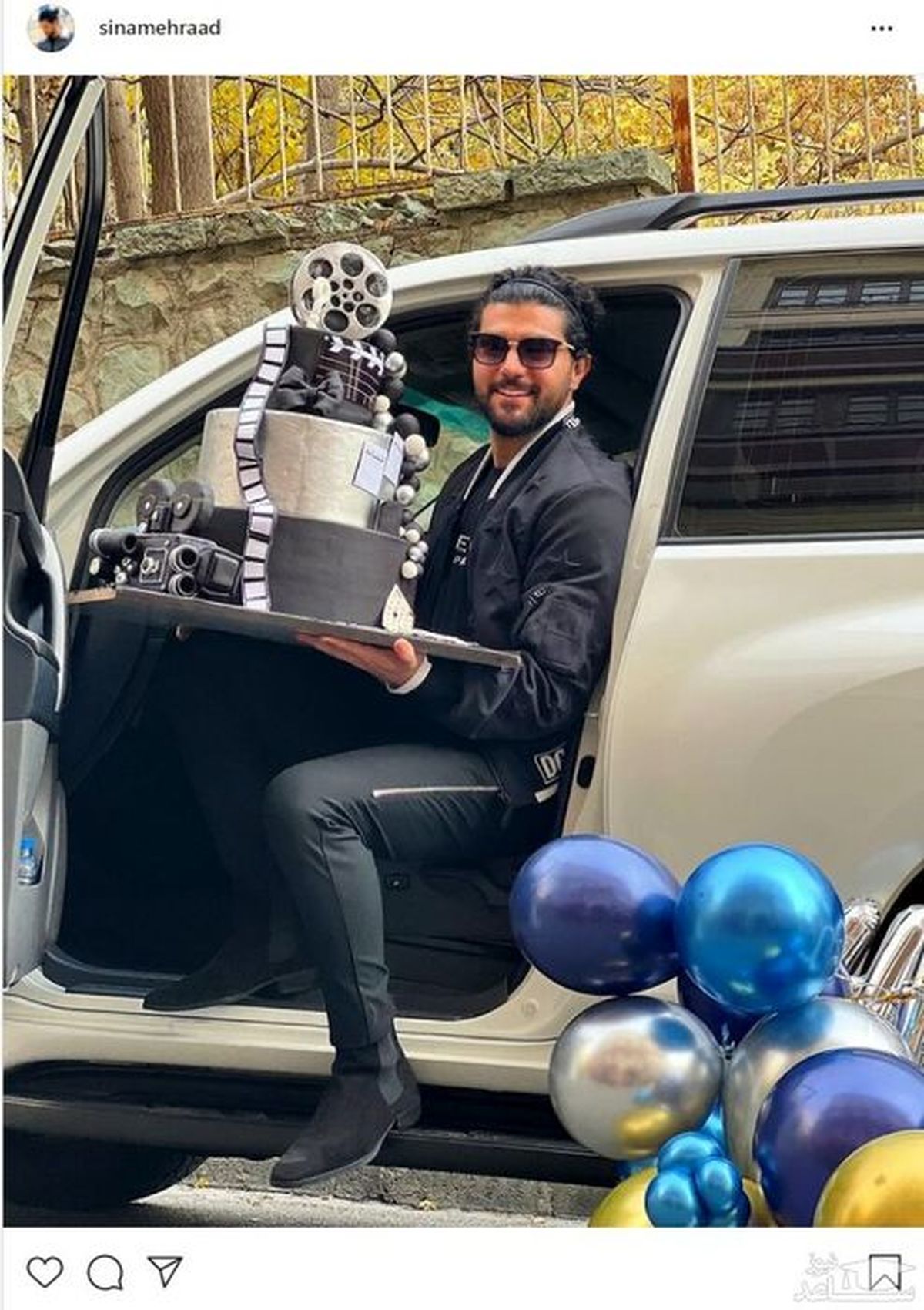 سینا مهراد در آرامگاه پدربزرگش + عکس