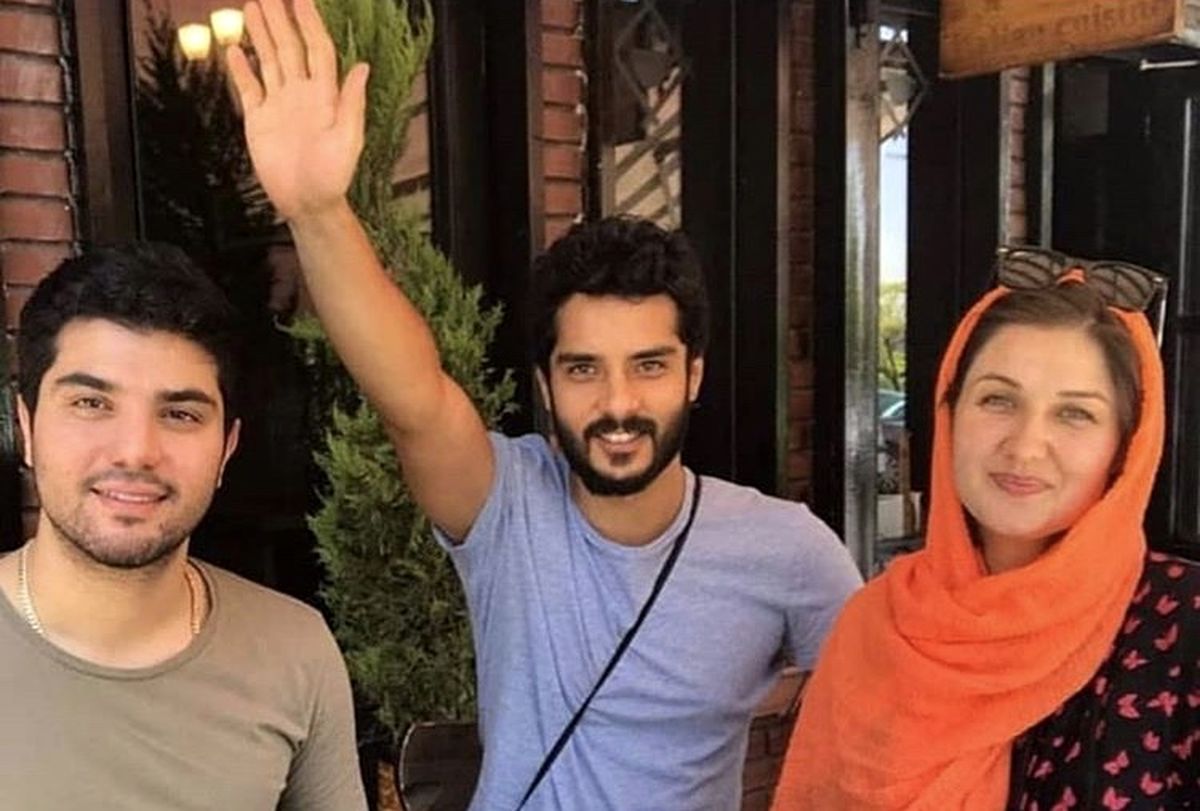 سینا مهراد در آرامگاه پدربزرگش + عکس سینا مهراد در آرامگاه پدربزرگش + عکس