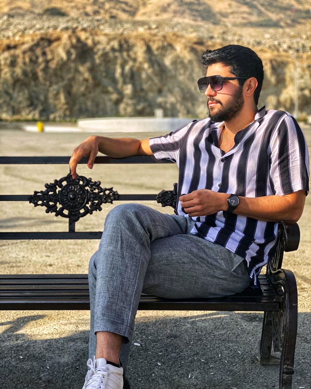 سینا مهراد در آرامگاه پدربزرگش + عکس سینا مهراد در آرامگاه پدربزرگش + عکس
