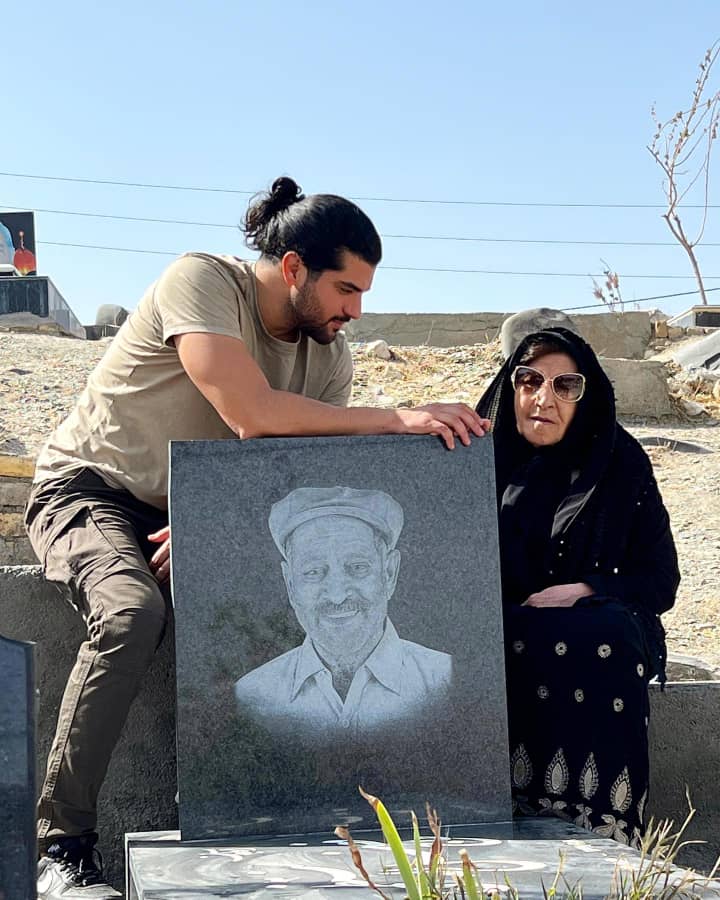 سینا مهراد در آرامگاه پدربزرگش + عکس سینا مهراد در آرامگاه پدربزرگش + عکس