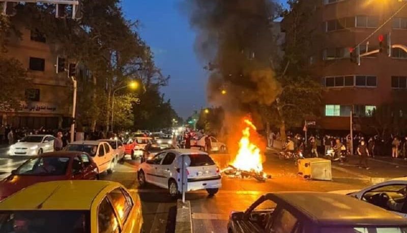 پلیس مردم را با باتوم میزند پلیس