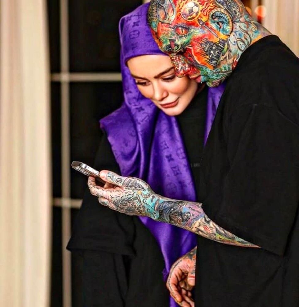 سحر قریشی مثل امیر تتلو صورتش را تتو کرد + عکس سحر قریشی مثل امیر تتلو صورتش را تتو کرد + عکس