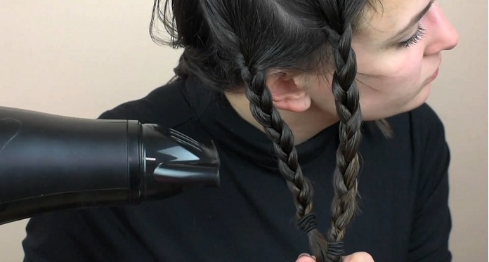 روش خانگی و ساده برای فر کردن مو