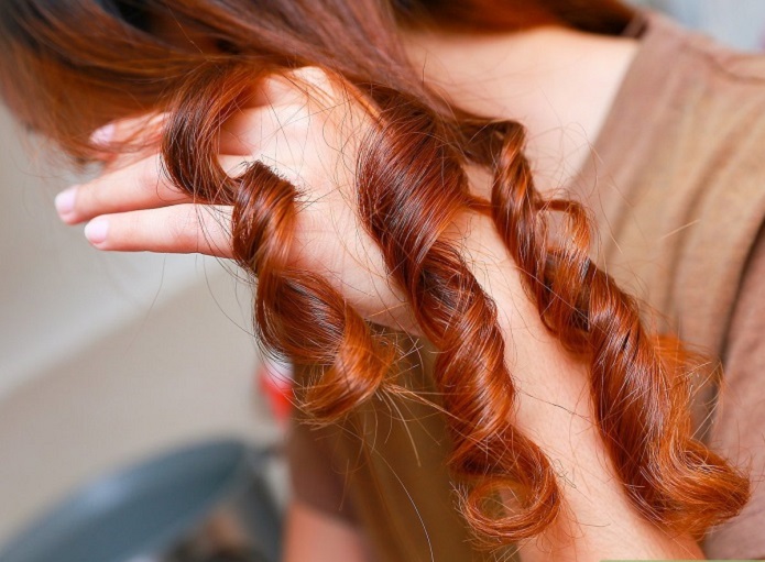 روش خانگی و ساده برای فر کردن مو