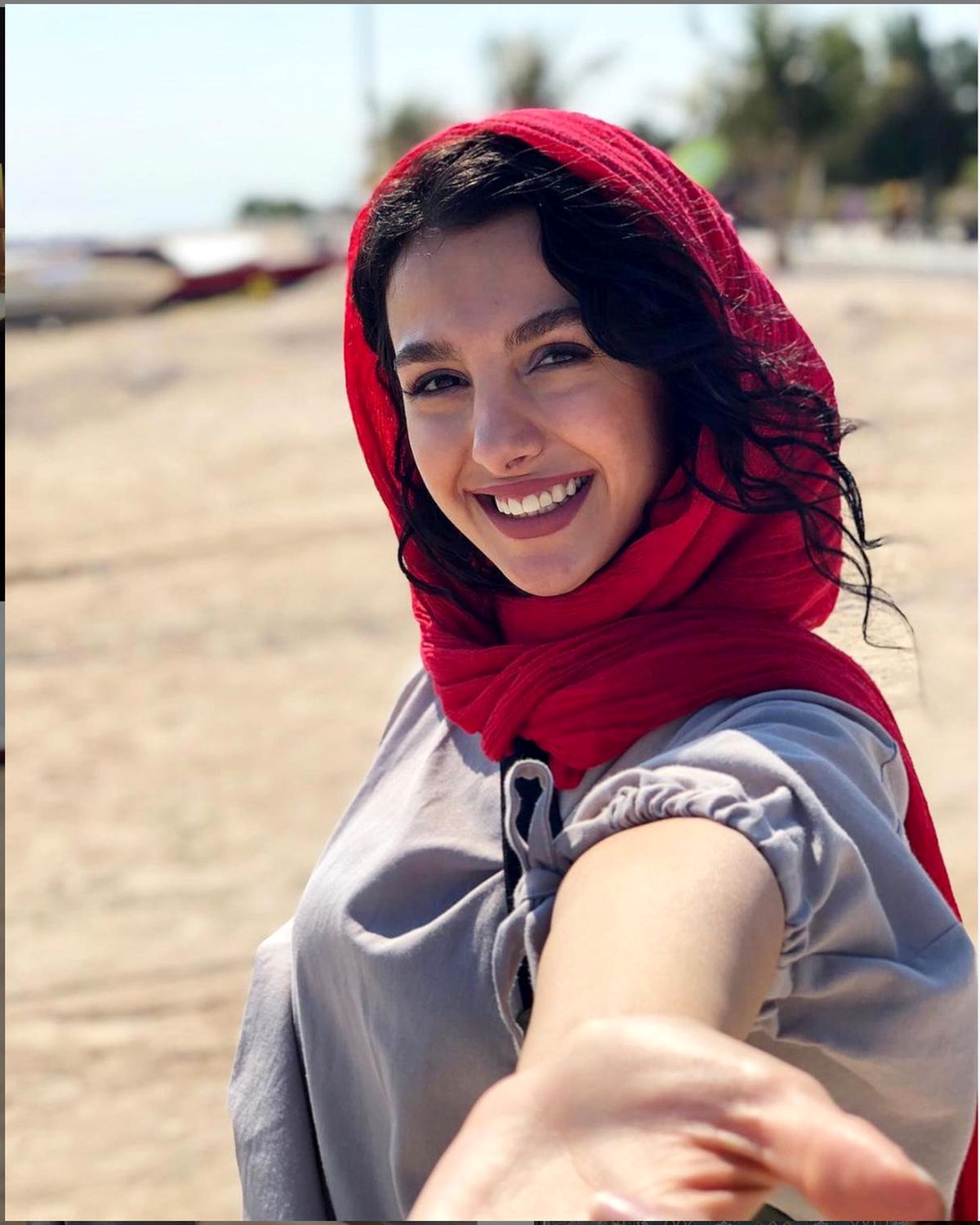 استایل جوانه دلشاد و خانواده اش در کنار ساحل + عکس استایل جوانه دلشاد و خانواده اش در کنار ساحل + عکس
