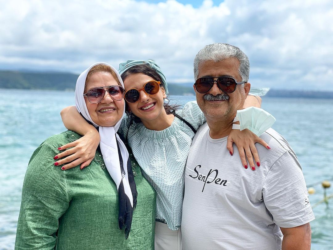 استایل جوانه دلشاد و خانواده اش در کنار ساحل + عکس استایل جوانه دلشاد و خانواده اش در کنار ساحل + عکس