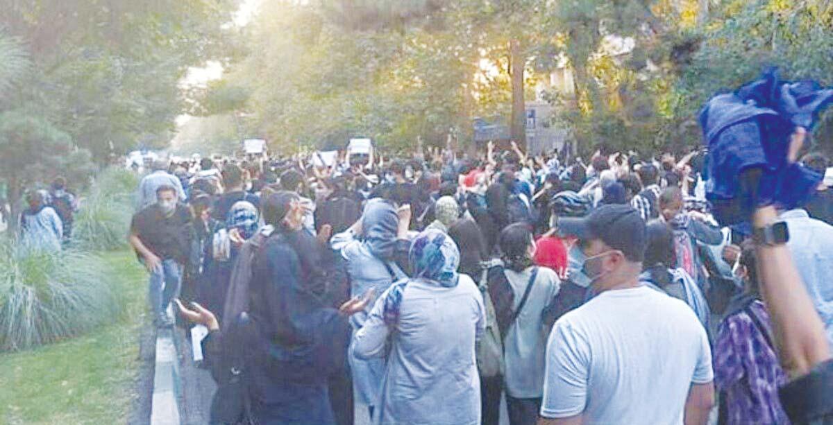 کشیدن چادر از سر زنان قابل بخشش نیست