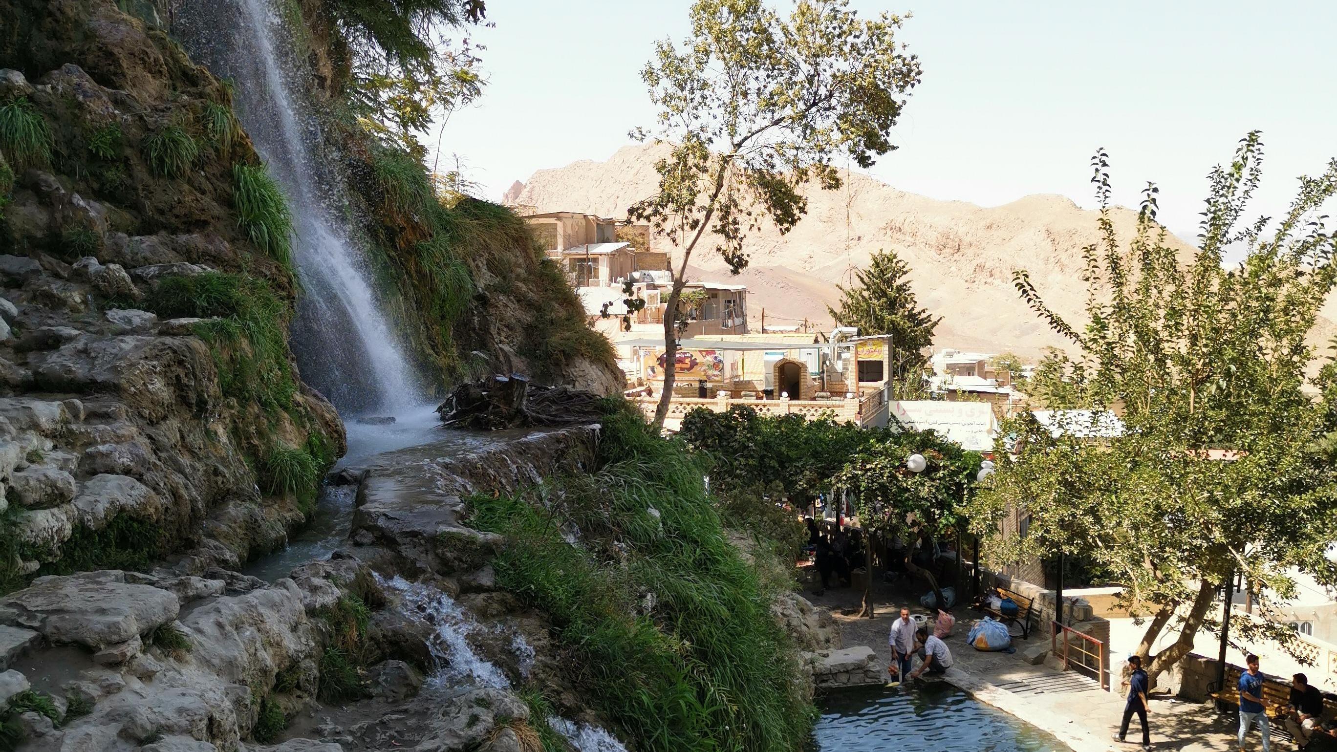 معرفی جاذبههای آبشار نیاسر کاشان معرفی جاذبههای آبشار نیاسر کاشان