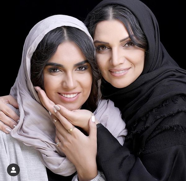 کشف حجاب الهام پاوه نژاد در کنار مزار پدرش +فیلم کشف حجاب الهام پاوه نژاد در کنار مزار پدرش +فیلم