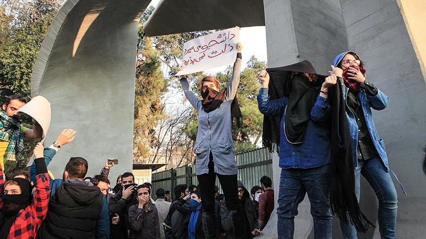 اعتراضات تند و تیز دانشجویان دانشگاه تهران در حضور مسئولان + فیلم