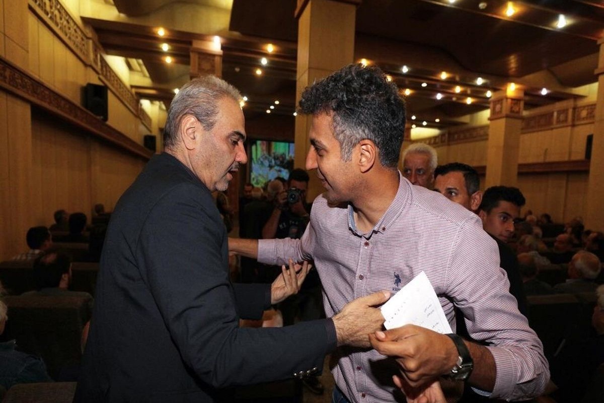 عادل فردوسی پور بر سر سفره ناهار دانشجویان شریف + عکس