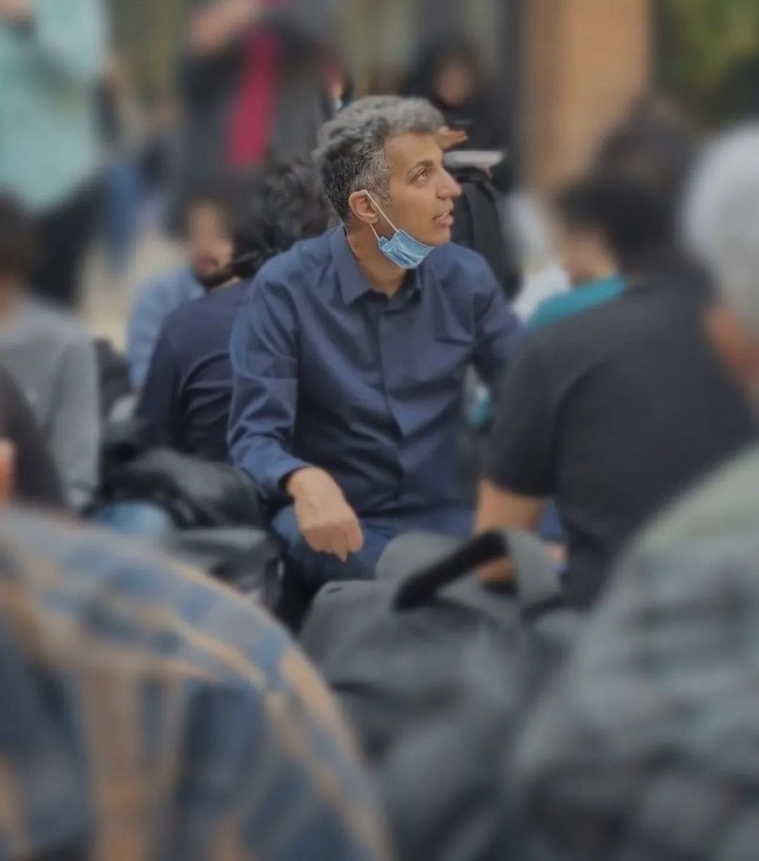 عادل فردوسی پور بر سر سفره ناهار دانشجویان شریف + عکس عادل فردوسی پور بر سر سفره ناهار دانشجویان شریف + عکس