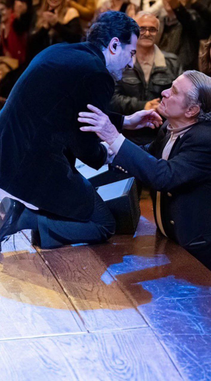 عکس/همایون شجریان مقابل بهروز وثوقی زانو زد