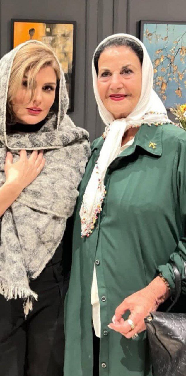 عکس یادگاری رز رضوی با ستاره مشهور قبل از انقلاب