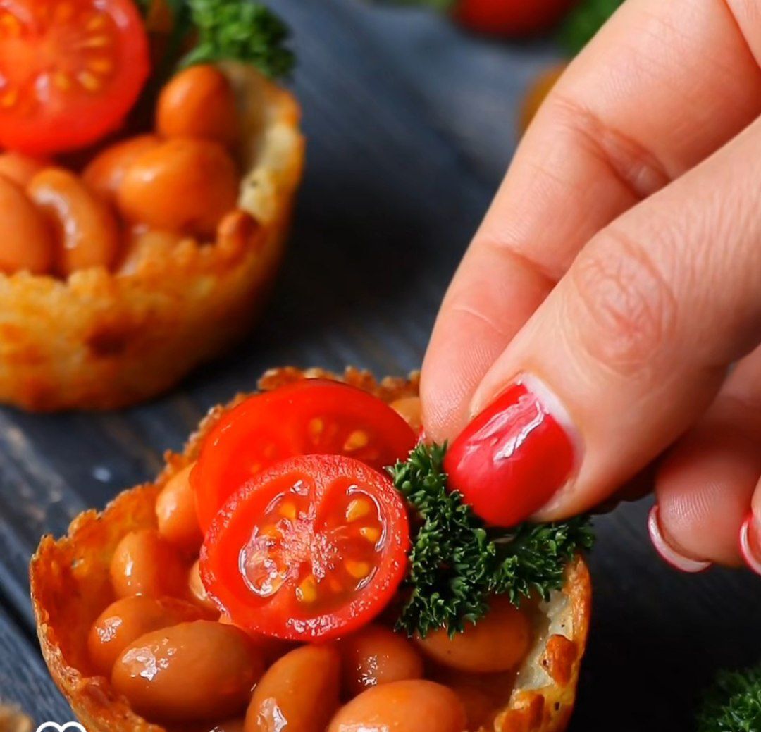 کاسه‌های برنجی با خوراک لوبیا