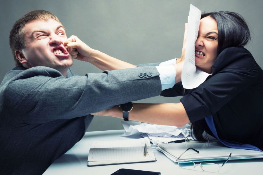 با همکار زیرآب زن چه باید کرد؟ با همکار زیرآب زن چه باید کرد؟