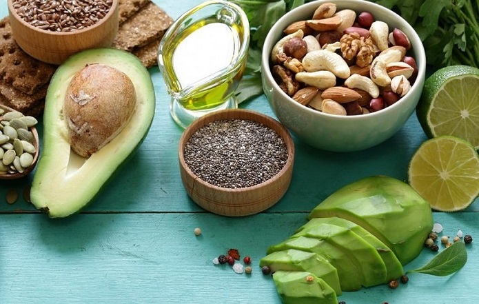 کدام خوراکیها به آبرسانی پوست کمک میکند؟ کدام خوراکیها به آبرسانی پوست کمک میکند؟