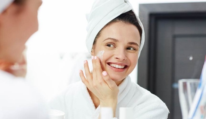 کدام خوراکیها به آبرسانی پوست کمک میکند؟ کدام خوراکیها به آبرسانی پوست کمک میکند؟