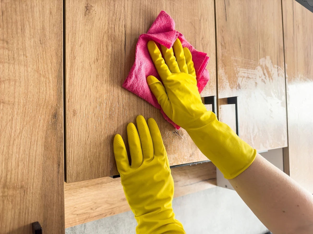 نحوه درست تمیز کردن کابینتهای آشپزخانه نحوه درست تمیز کردن کابینتهای آشپزخانه