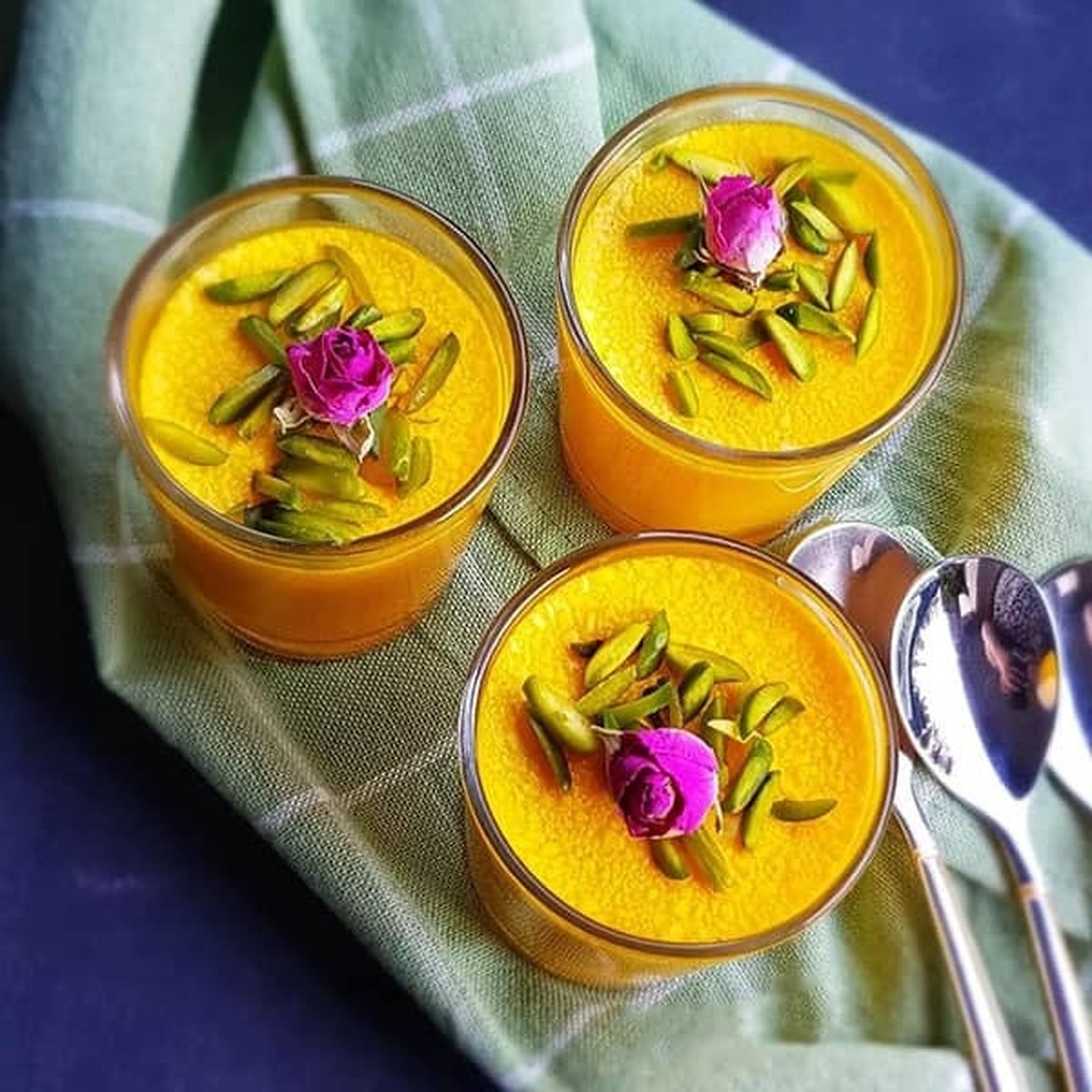 طرز پخت دسر زعفرانی