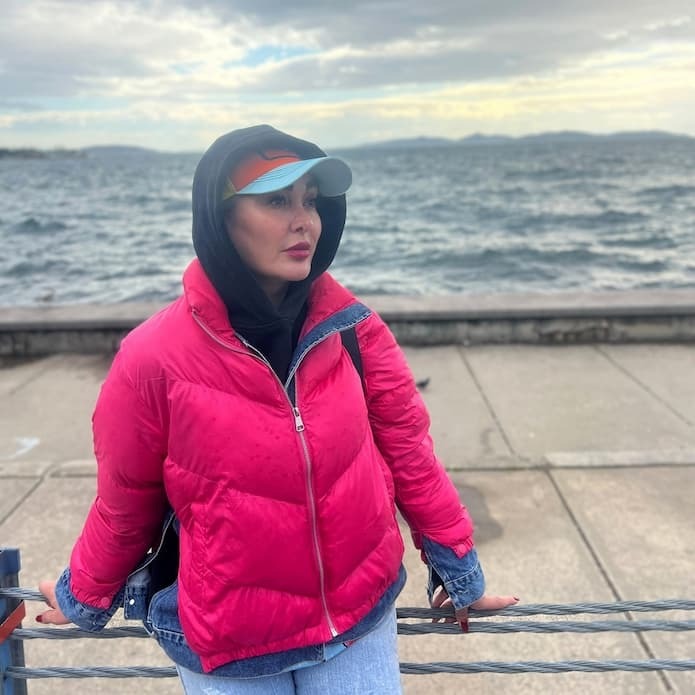 تیپ جنجالی الهام حمیدی با لباس صورتی لب دریا تیپ جنجالی الهام حمیدی با لباس صورتی لب دریا