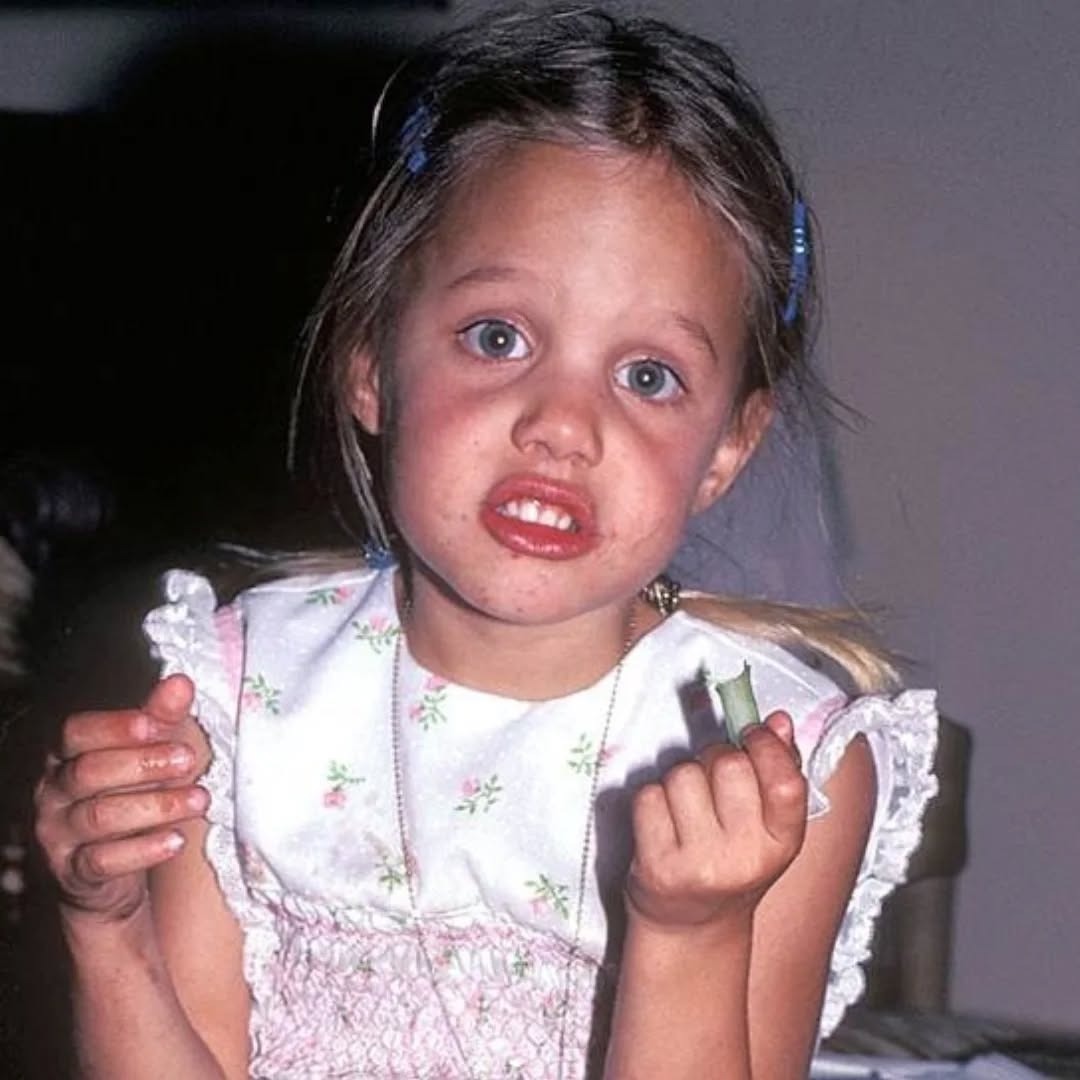 تصاویر دیدنی از کودکی آنجلینا جولی +عکس