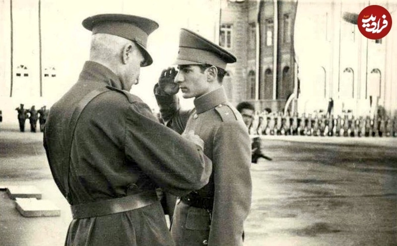 عکس/ محمدرضا پهلوی در حال دریافت نشان از رضاخان عکس/ محمدرضا پهلوی در حال دریافت نشان از رضاخان