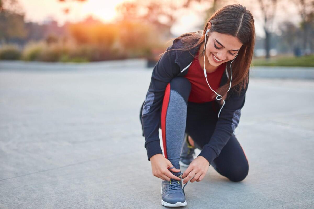 با کمک این ۵ ترفند در طول پیاده روی عضله بسازید!