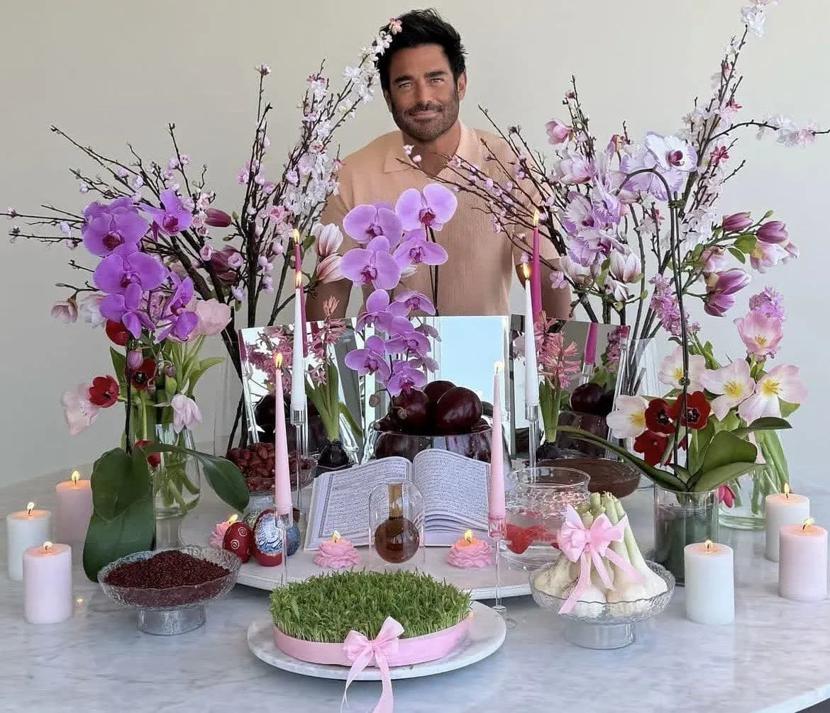 محمدرضا گلزار و تم بنفش هفت سین او با گلهای بهاری محمدرضا گلزار و تم بنفش هفت سین او با گلهای بهاری