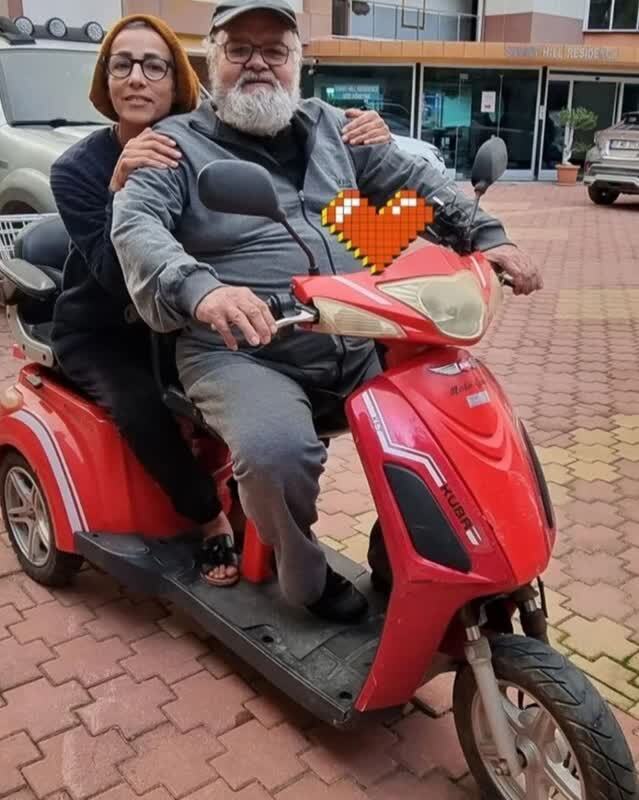 عکس/موتورسواری اکبر عبدی و همسرش در خارج از کشور عکس/موتورسواری اکبر عبدی و همسرش در خارج از کشور