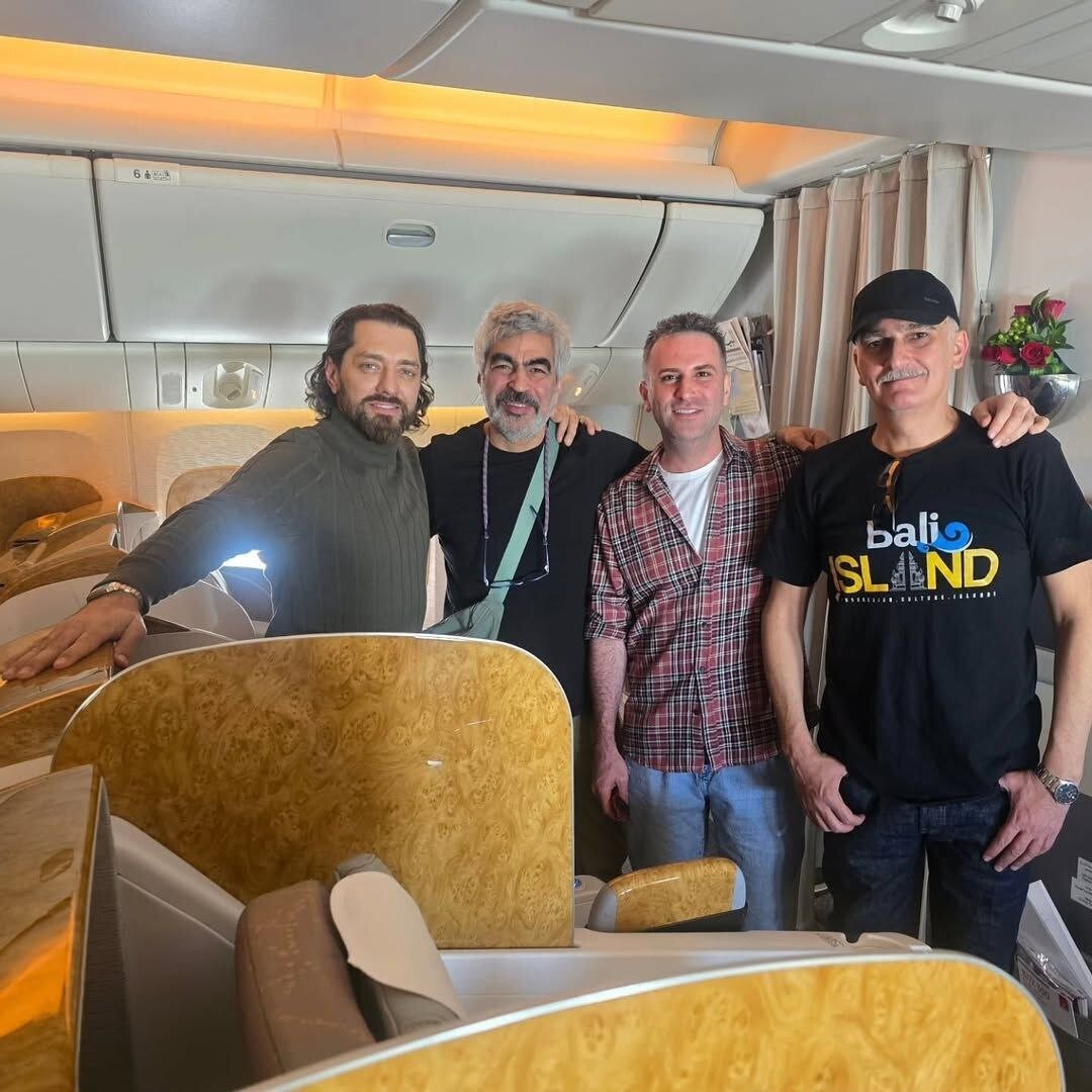 عکس یادگاری سروش صحت، هوتن شکیبا، بهرام رادان و بیژن بنفشهخواه داخل هواپیما عکس یادگاری سروش صحت، هوتن شکیبا، بهرام رادان و بیژن بنفشهخواه داخل هواپیما