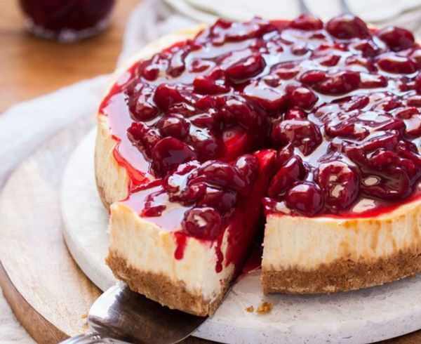 بفرمایید کیک شکلاتی آلبالویی!