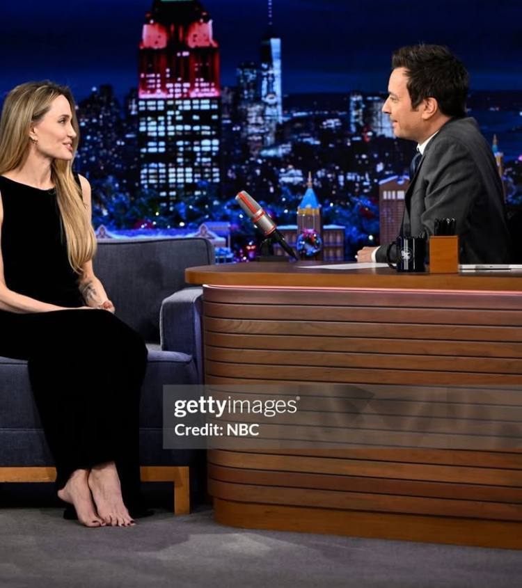 حضور آنجلینا جولی بدون کفش در یک برنامه تلویزیونی!