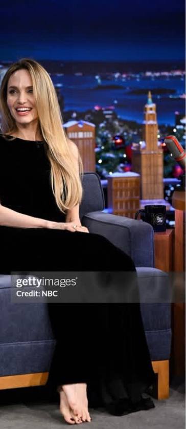 حضور آنجلینا جولی بدون کفش در یک برنامه تلویزیونی!