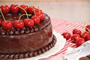 طرز تهیه کیک شکلاتی آلبالویی