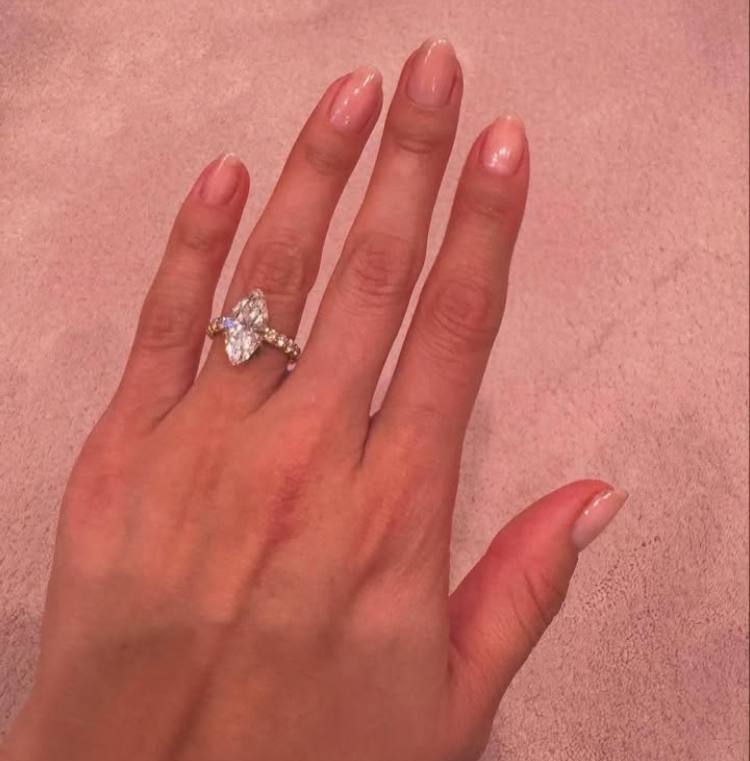 سلنا گومز خبر نامزدی اش را به هوادارانش داد + فیلم