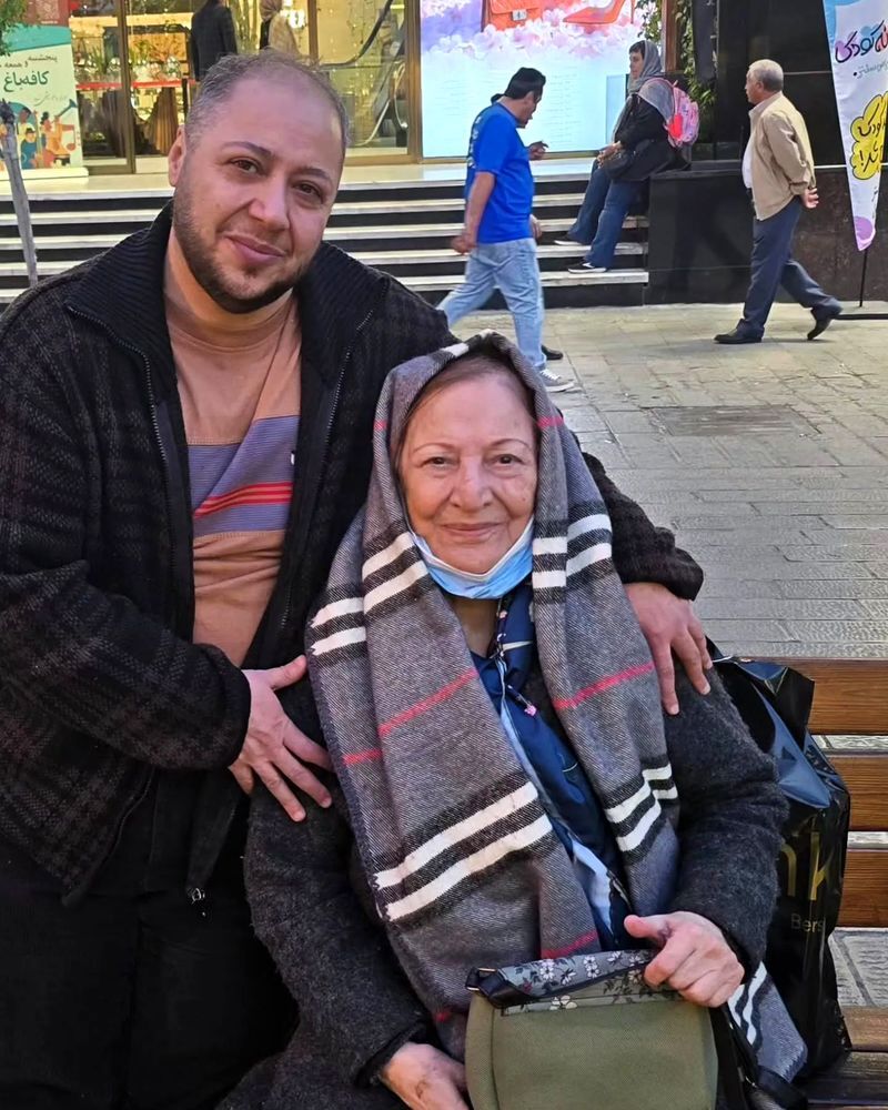 عکس خانوادگی مازیار لرستانی در خیابان